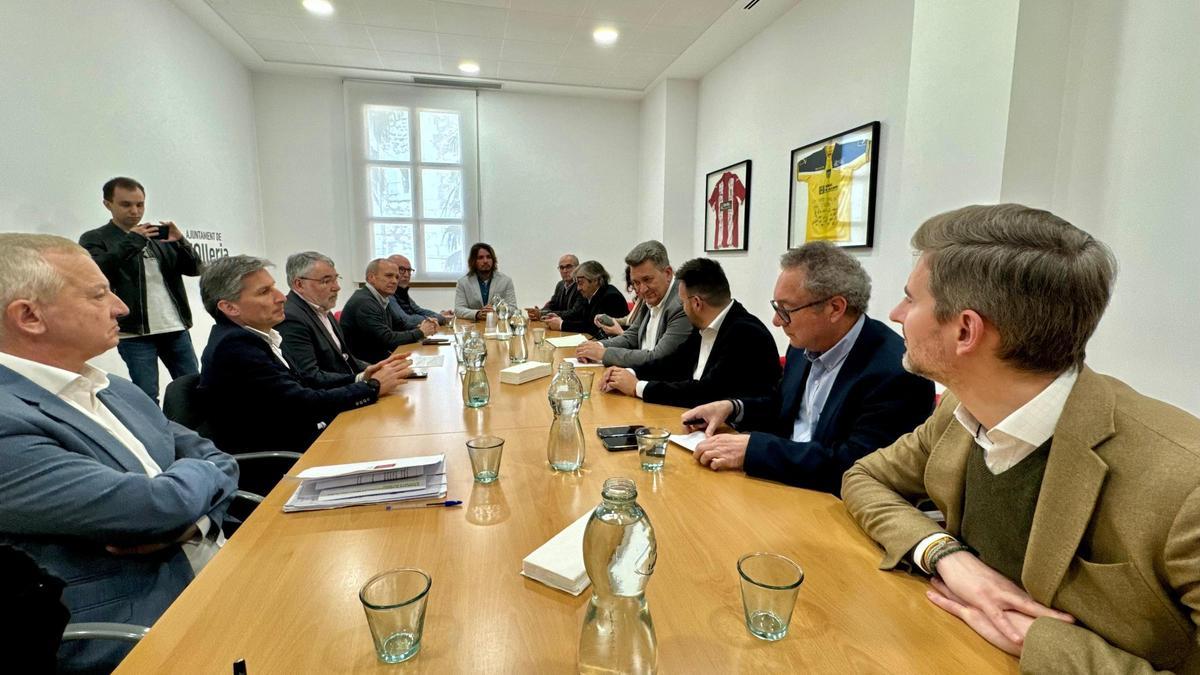 Un moment de la reunió per a abordar els projectes de la CV-60 que s’ha celebrat a l’Olleria