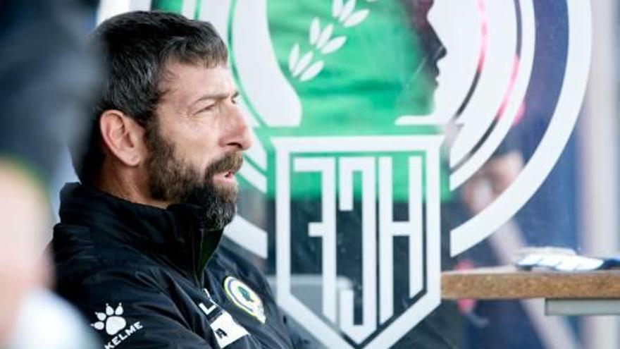 Antonio Moreno en el banquillo en su primer partido como entrenador del primer equipo.