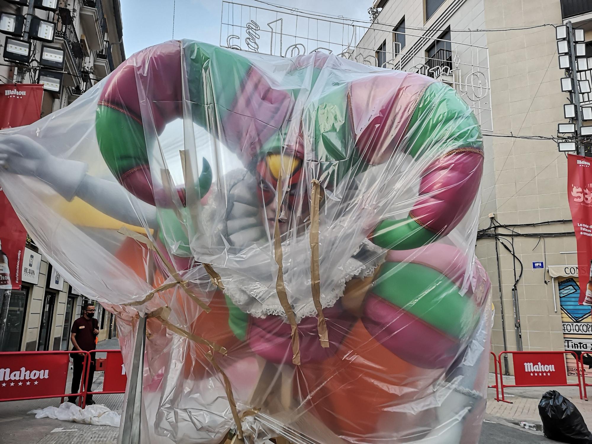 Un chubasquero gigante para proteger la falla Convento Jerusalén de la tormenta