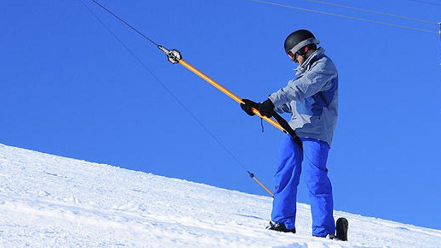 Un esquiador utiliza un remonte.