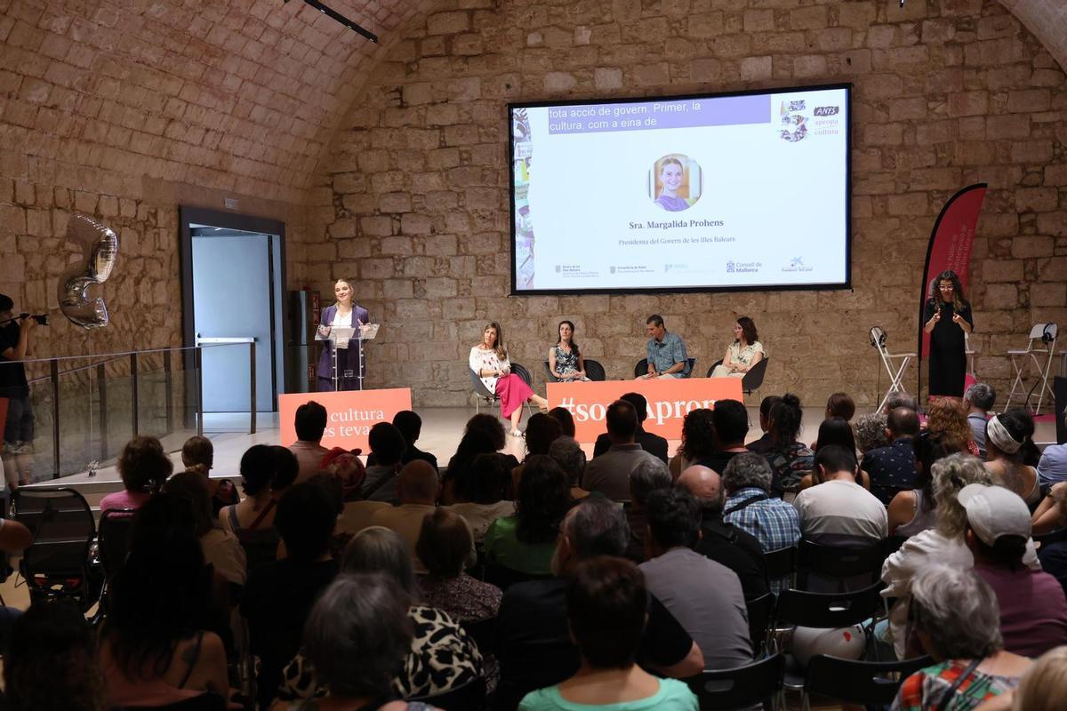 Marga Prohens, presidenta del Govern, dirigiéndose al público.