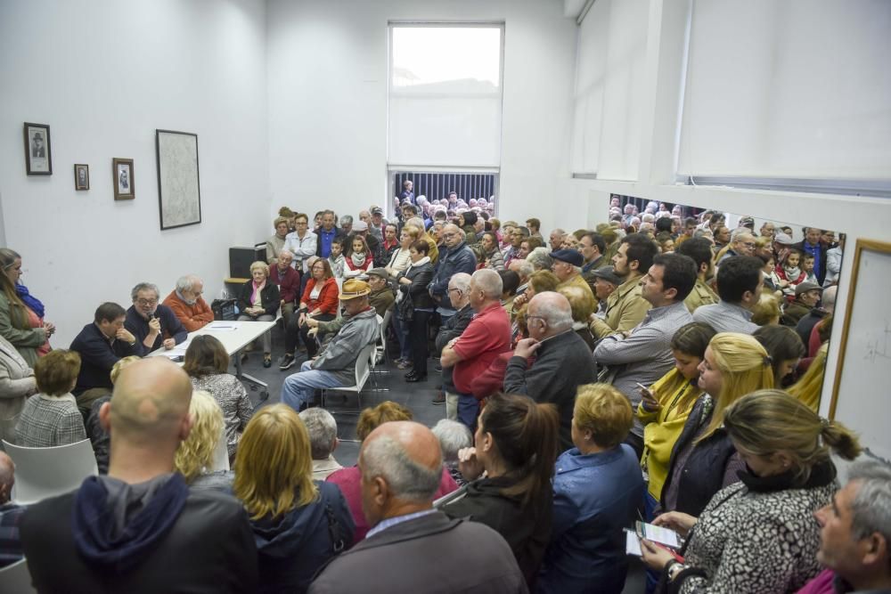 Tensa asamblea de vecinos en Eirís