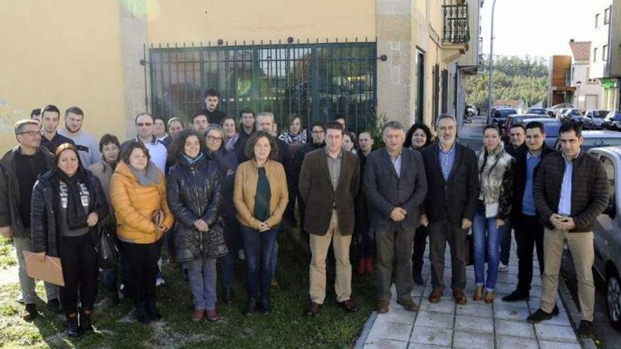 Foto de familia de los participantes en el taller de empleo con autoridades políticas. // Bernabé/Javier Lalín