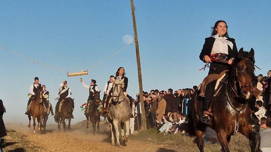 Quintos de Fuentes de Ropel en la carrera de cintas de una edición anterior.