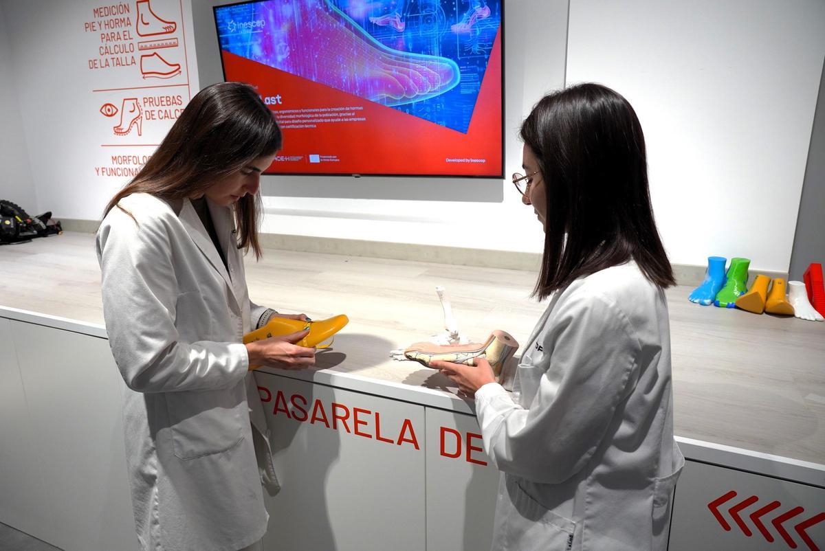 Dos técnicas de Inescop examinan una plantilla.