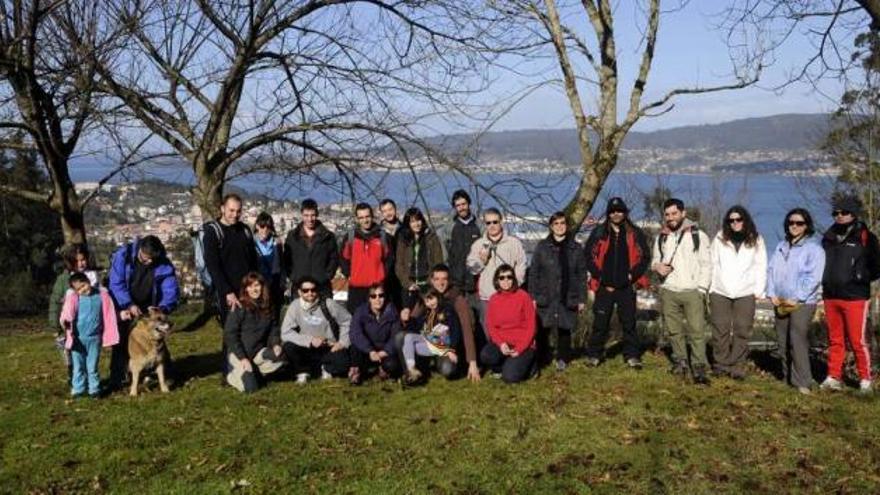 Los participantes en la ruta de senderismo organizada por Almuinha. // Noé Parga