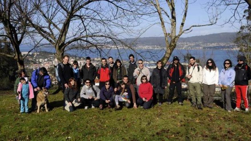 Los participantes en la ruta de senderismo organizada por Almuinha.  // Noé Parga