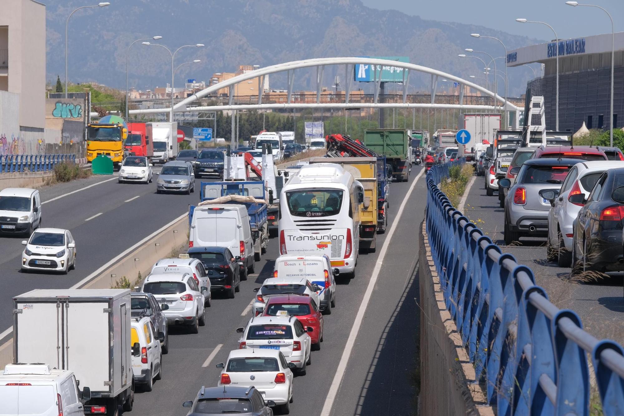 Las fotos del monumental atasco en la Vía de Cintura por una colisión entre dos coches