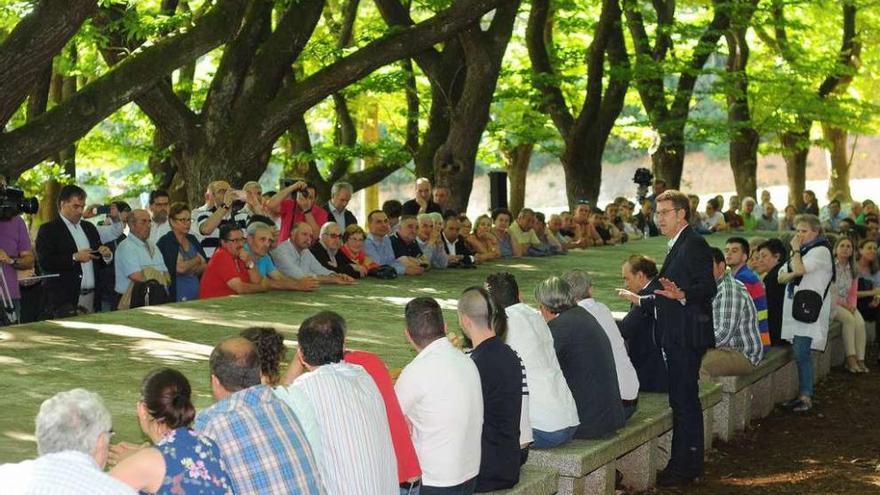 Feijóo se dirige a los presentes en el acto de campaña de ayer en la Carballeira do Rodo. // Bernabé/Javier Lalín