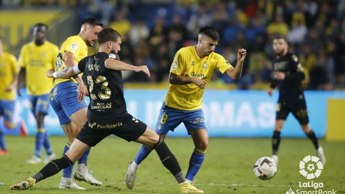 Fabio González, ante Nikola Sipcic en un partido contra el CD Tenerife.