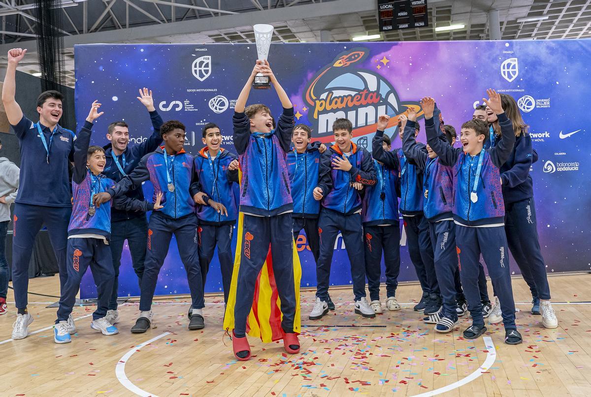 La selección Alevín masculina de la Comunitat Valenciana celebra su subcampeonato.