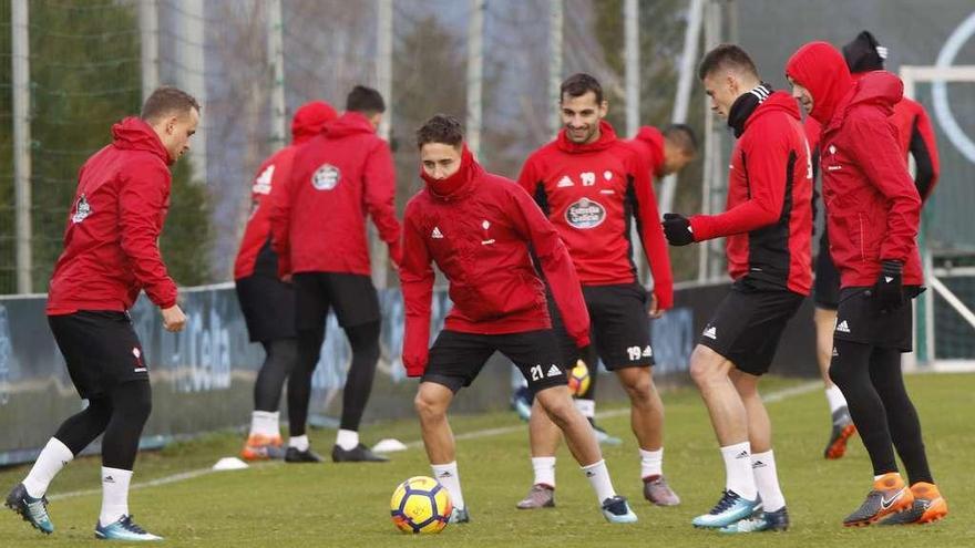 Lobotka, Mor, con el balón, Jonny, Mazan y Aspas, en el entrenamieinto ayer en A Madroa. // Alba Villar