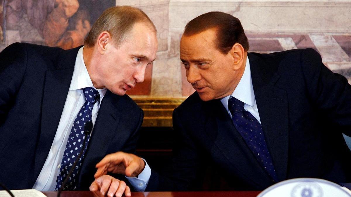 Silvio Berlusconi conversa con Vladímir Putin durante una rueda de prensa conjunta en Gerno, en abril de 2010.