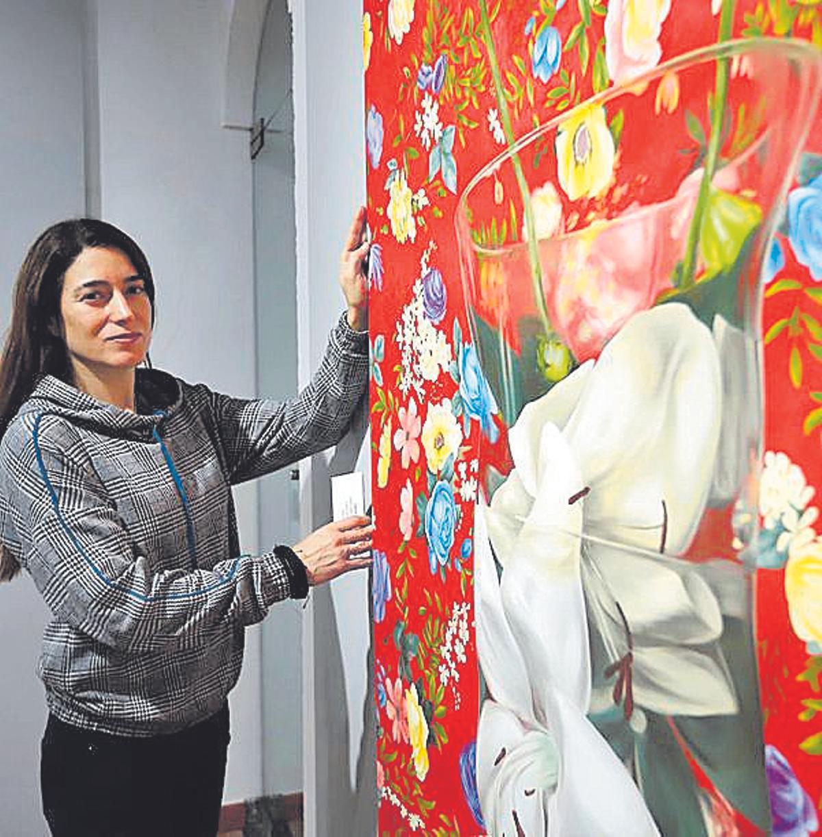 La artista, investigadora y docente Marisa Vadillo, junto a una de sus obras en la exposición 'Outsider'.