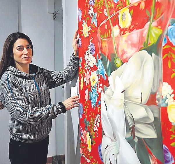 La artista, investigadora y docente Marisa Vadillo, junto a una de sus obras en la exposición 'Outsider'.