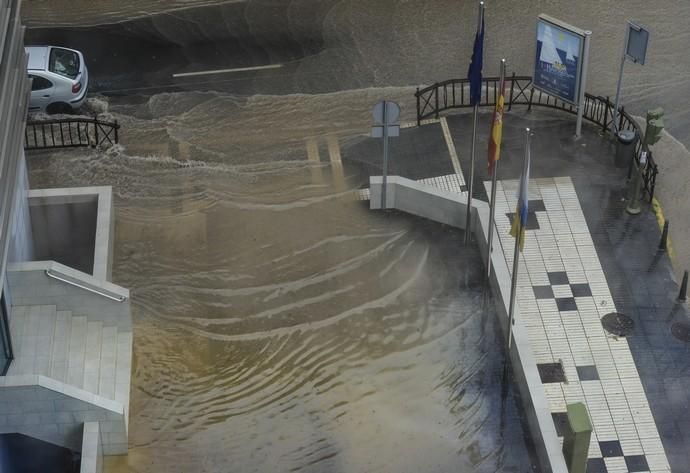 LAS PALMAS DE GRAN CANARIA. Lluvias en la ciudad de Las Palmas de Gran Canaria.  | 03/04/2019 | Fotógrafo: José Pérez Curbelo