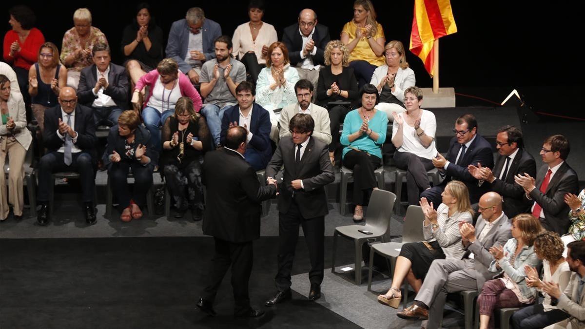 Puigdemont y Junqueras durante el acto político 'Garanties per a la Democràcia' que tuvo lugar el 4 de julio en el Teatre Nacional.