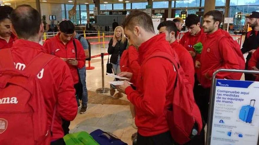 La expedición zamorana, apesadumbrada, en el aeropuerto, ayer.