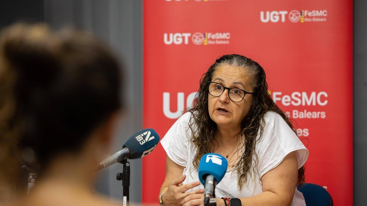 Guadalupe Lopez, secretaria general de la federación de servicio, movilidad y consulta UGT Pitiusas durante la rueda de prensa
