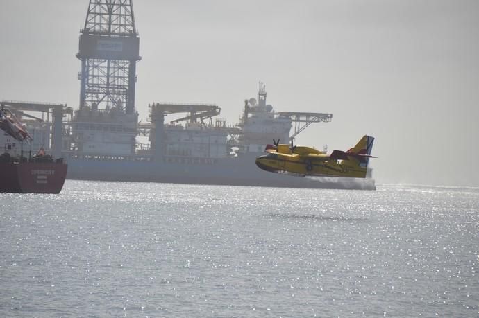 Los hidroaviones cargan agua en el Puerto de Las Palmas - Incendio Gran Canaria 2019