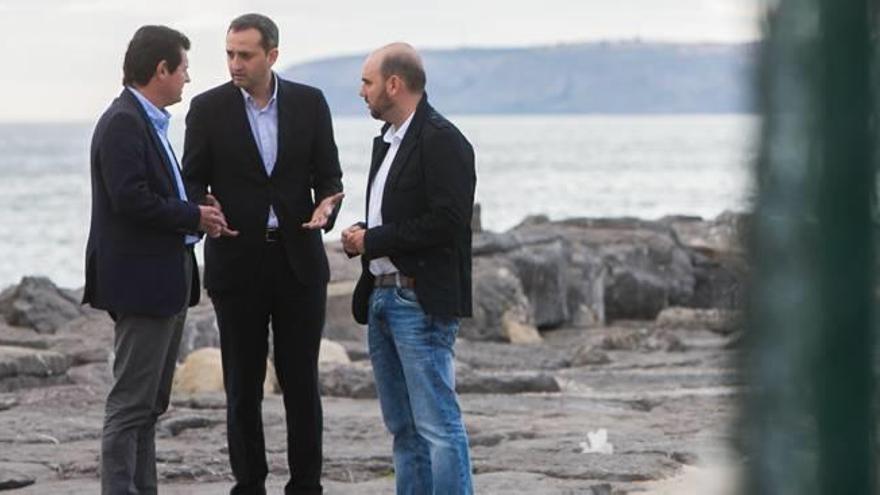 José Císcar, César Sánchez y Raúl Dalmau dialogan ayer en las inmediaciones del restaurante en el que el PP celebró el acto.