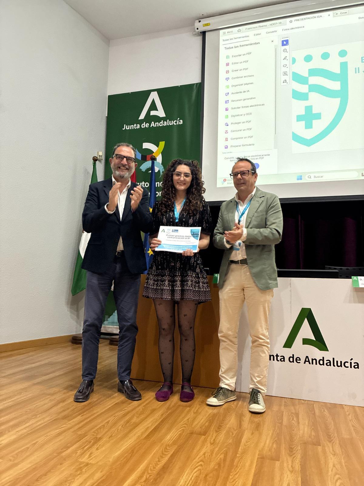 Blanca Iglesias Rosado recibe el premio a mejor comunicación.