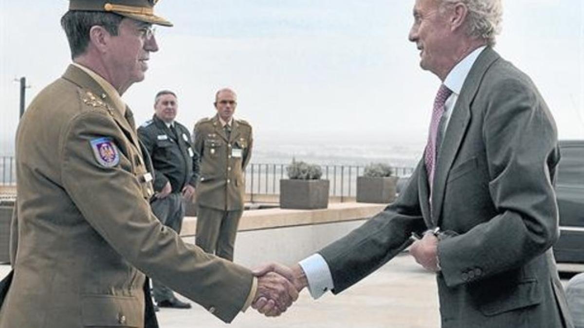 El jefe del Estado Mayor del Ejército (JEME), el general Jaime Domínguez Buj, con el titular de Defensa.