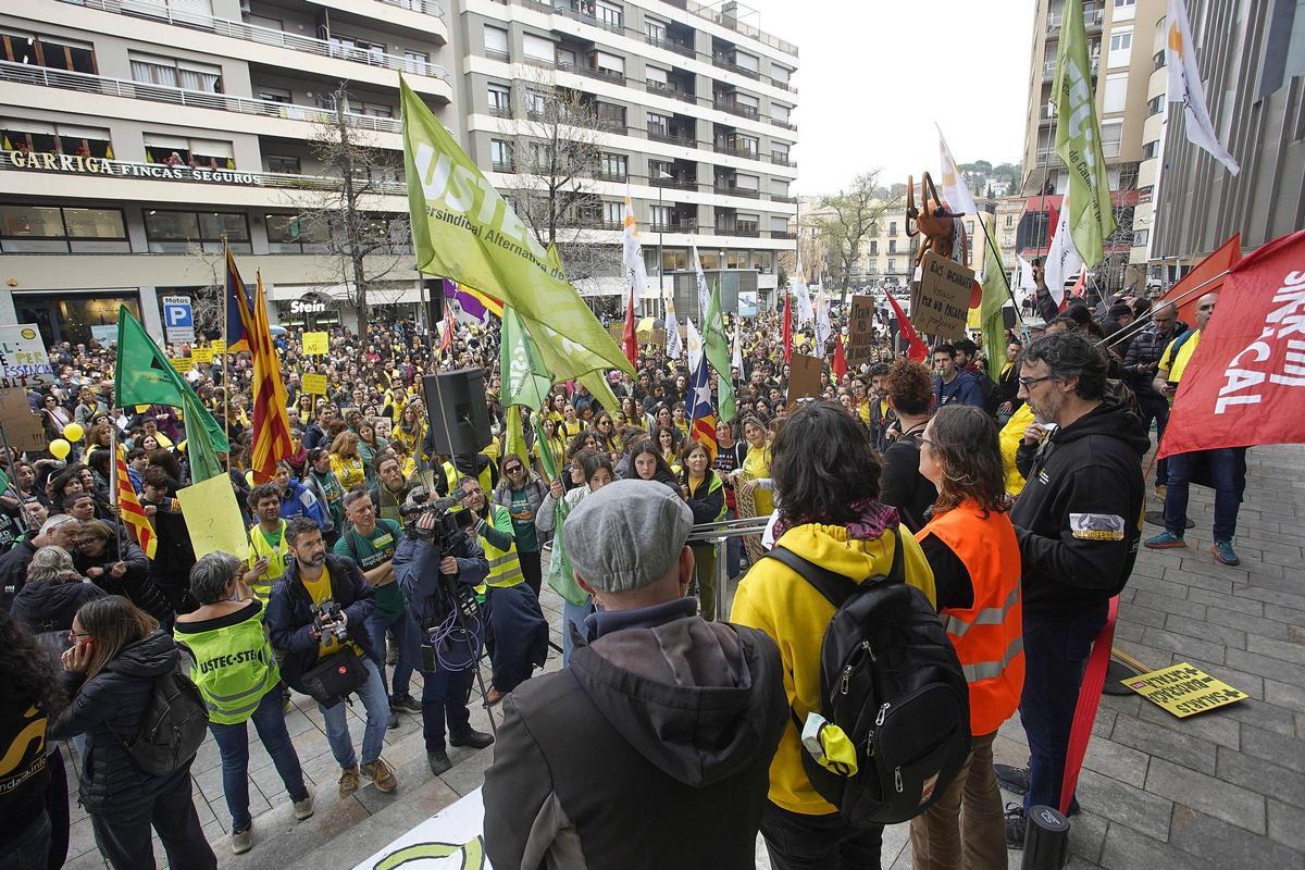 La protesta dels docents davant la seu de la Generalitat a Girona, en una imatge d'arxiu.