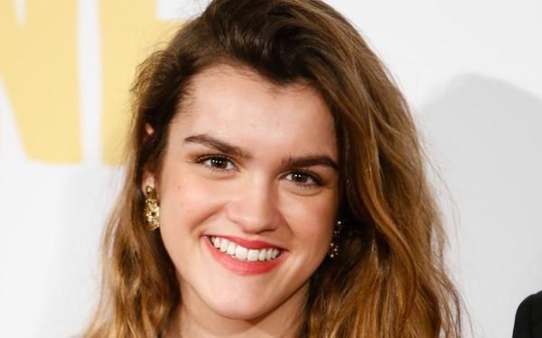 Amaia de Operación Triunfo con camisa blanca de Zara
