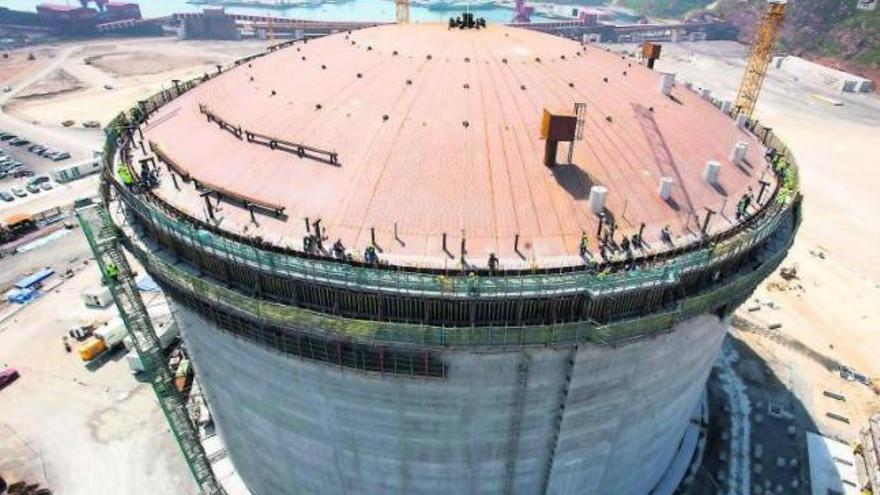 Un grupo de soldadores de Duro Felguera, sobre la cubierta del tanque de almacenamiento, fija la cúpula al anillo perimetral de compresión.