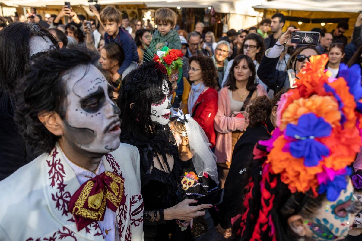 Espectacular desfile de Catrinas por La Rambla