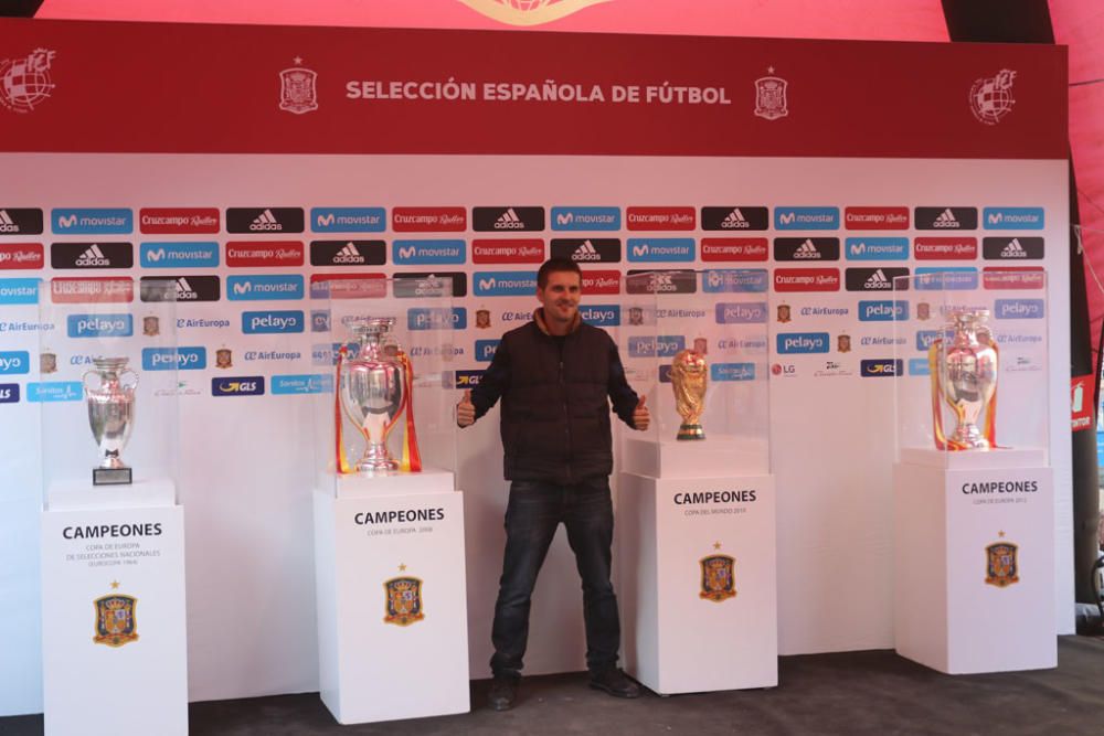 Cientos de aficionados hacen cola durante todo el jueves para fotografiarse con los trofeos de La Roja