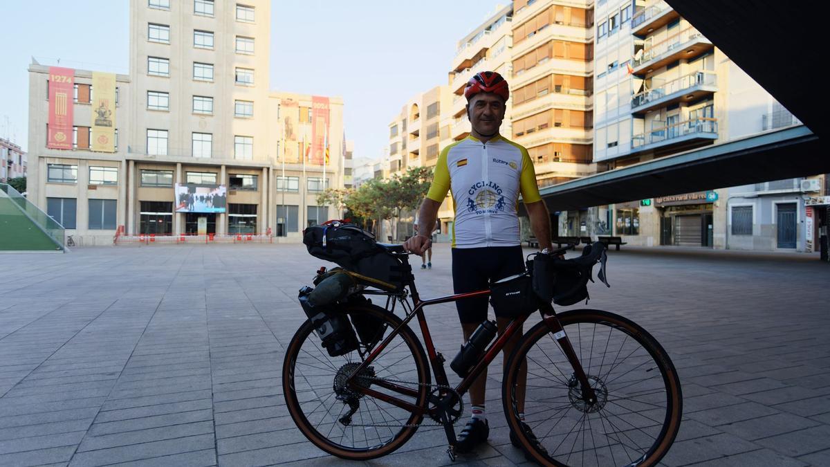 1.300 Km en bici de Vila-real a París, por la cura de una enfermedad rara