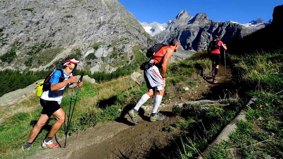 Imagen de archivo. Participantes en la 13ª edición de la North Face Ultra-Trail du Mont-Blanc (UTMB), agosto de 2015, en Grand Col Ferret, Italia.