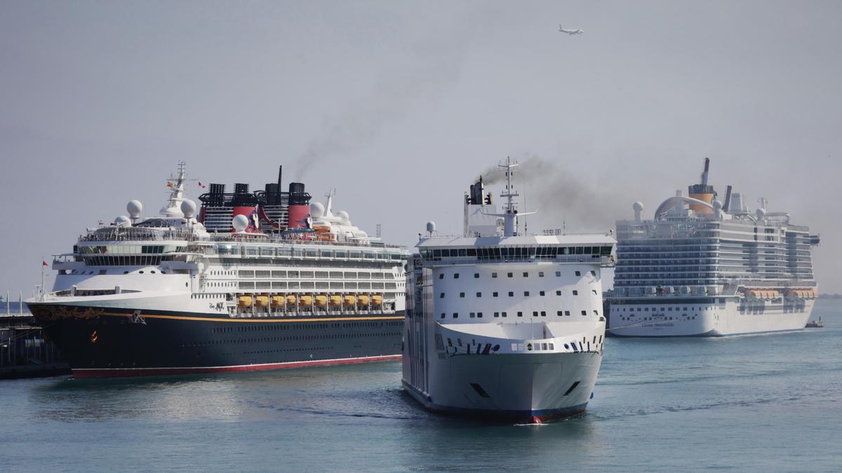 Barcelona 18/05/07/2022 El turismo que contamina. Cruceros y ferry que echan humo contaminante en el Port de Barcelona FOTO de FERRAN NADEU