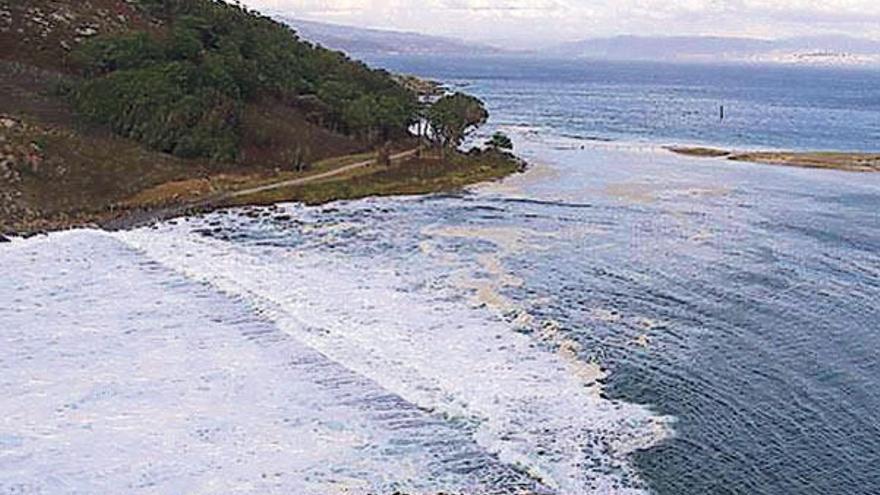 La marea rebasa el malecón y se dirige hacia Rodas.