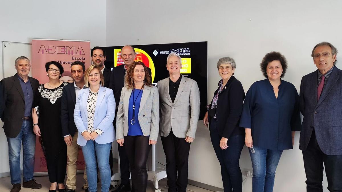 Foto de familia de los responsables de ADEMA junto a los participantes en la IV Dental Week.