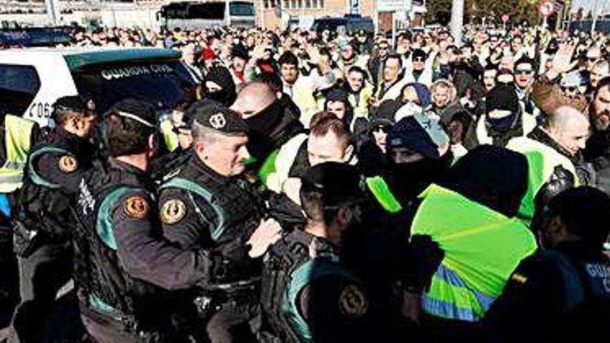 Xoc entre guàrdies civils i taxistes que volien entrar al Port de Barcelona