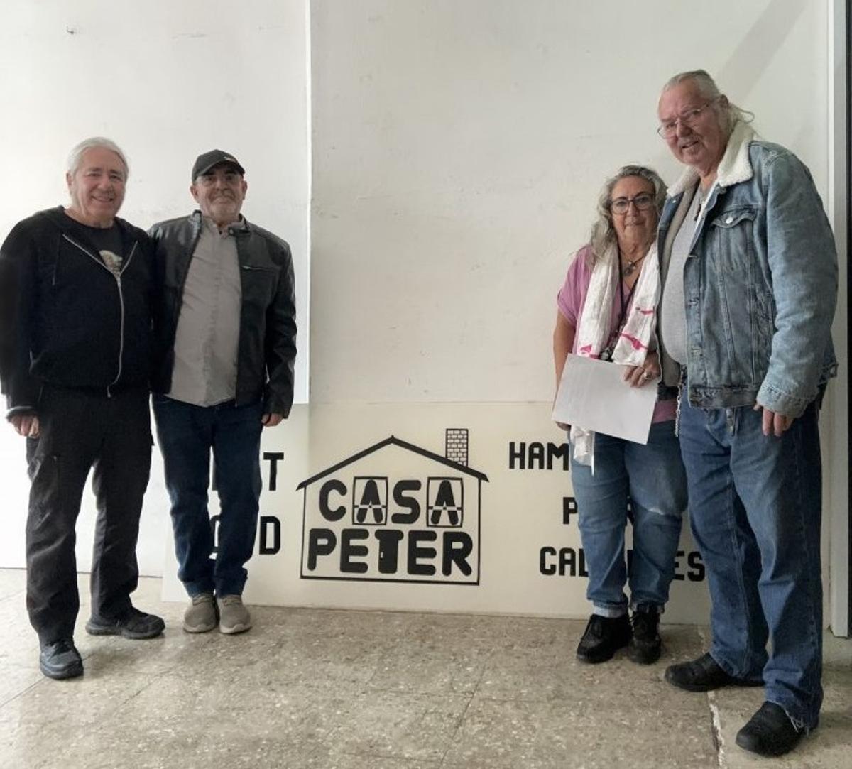 Miembros de Insula Signa (izquierda) y propietarios de Casa Peter.