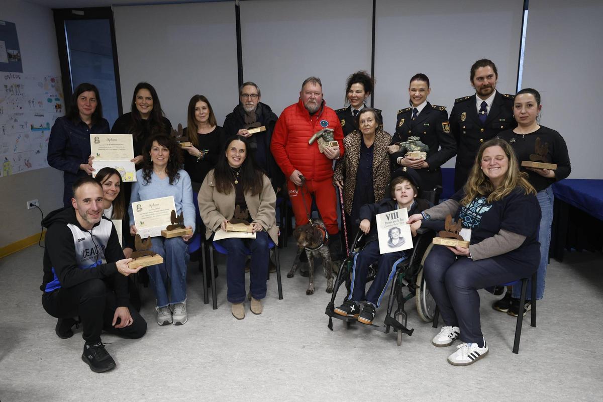 Los ganadores y los candidatos que recibieron diploma posan con Carmen Ruiz-Tilve al final de la gala.