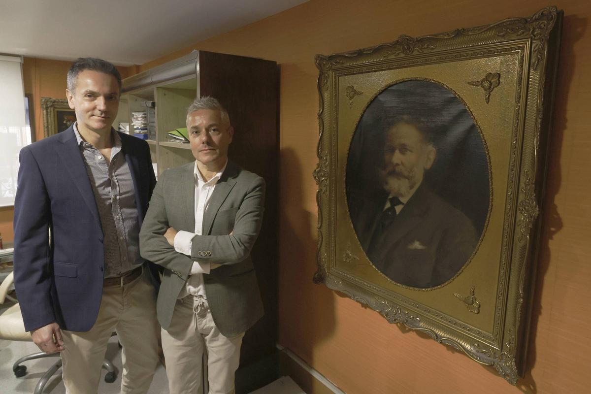 Alberto y Jorge Delgado con el retrato de su bisabuelo José, el fundador de Tejidos El Mundo, en 1903