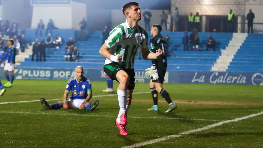 Linares-Córdoba CF: las imágenes del partido en Linarejos