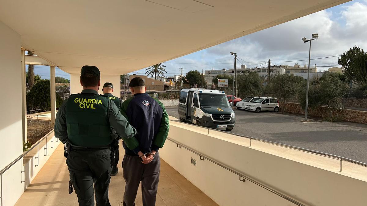 El detenido junto a dos agentes de la Guardia Civil de Formentera