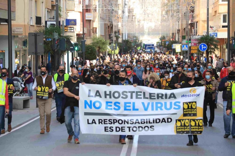 Hosteleros colapsan el centro de Lorca reclamando la apertura de sus negocios