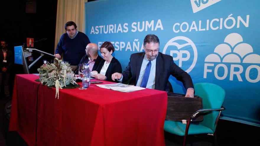 De izquierda a derecha, Barcia, Martínez Salvador, Moriyón y Martínez Oblanca, ayer, en el acuario.