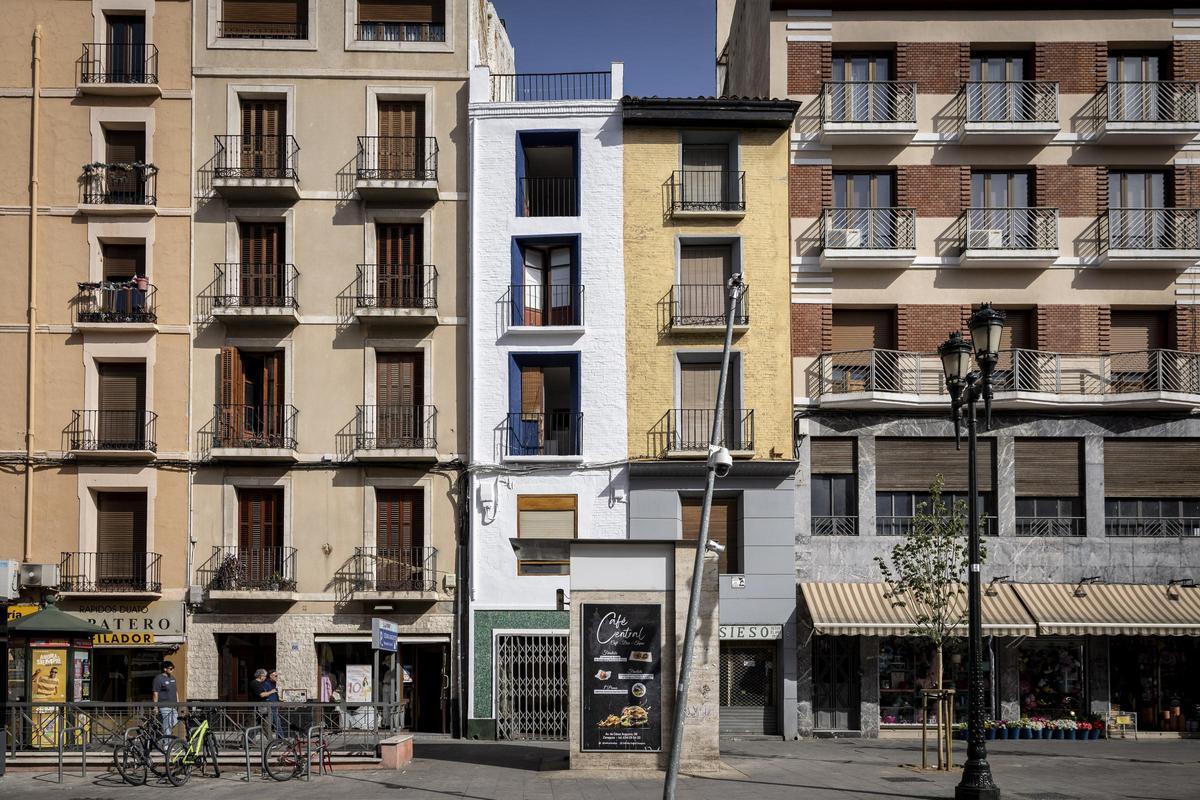 En el centro de la imagen, de color blanco, el edificio de la avenida César Augusto en el que se ha hallado muerto a un hombre de 51 años.