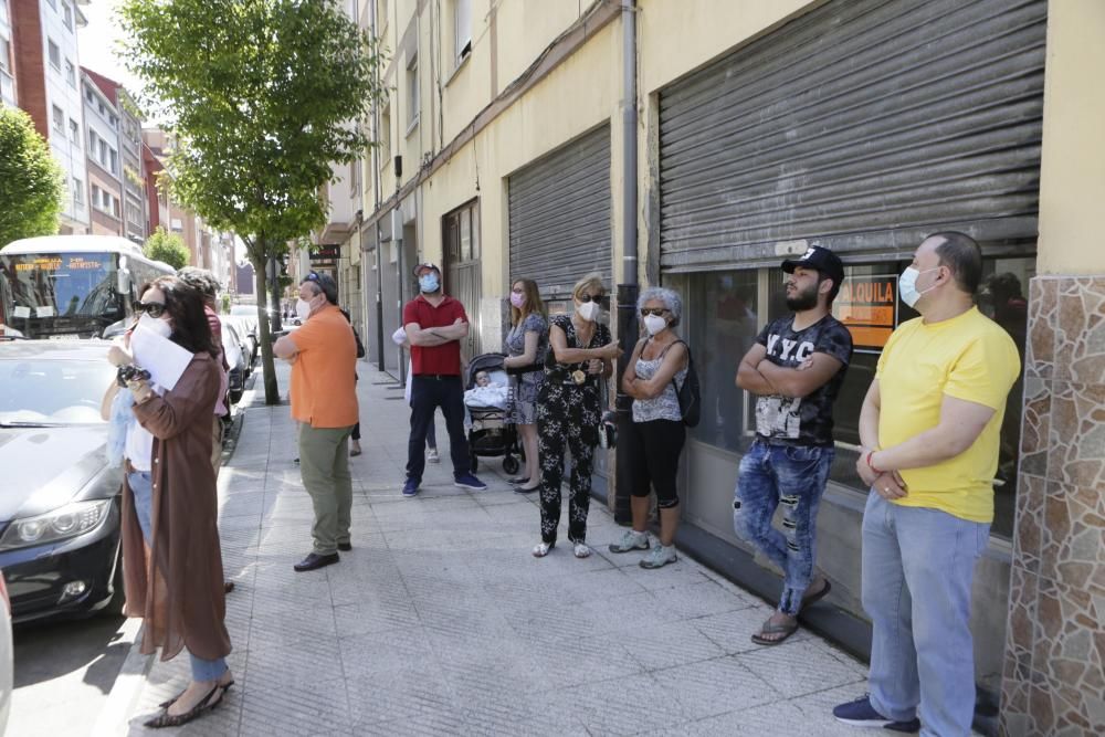 Vuelven vecinos desalojados en un barrio de Oviedo