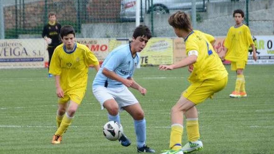 El Moaña y el Marinhas en un partido de ayer en O Casal. // G. N.