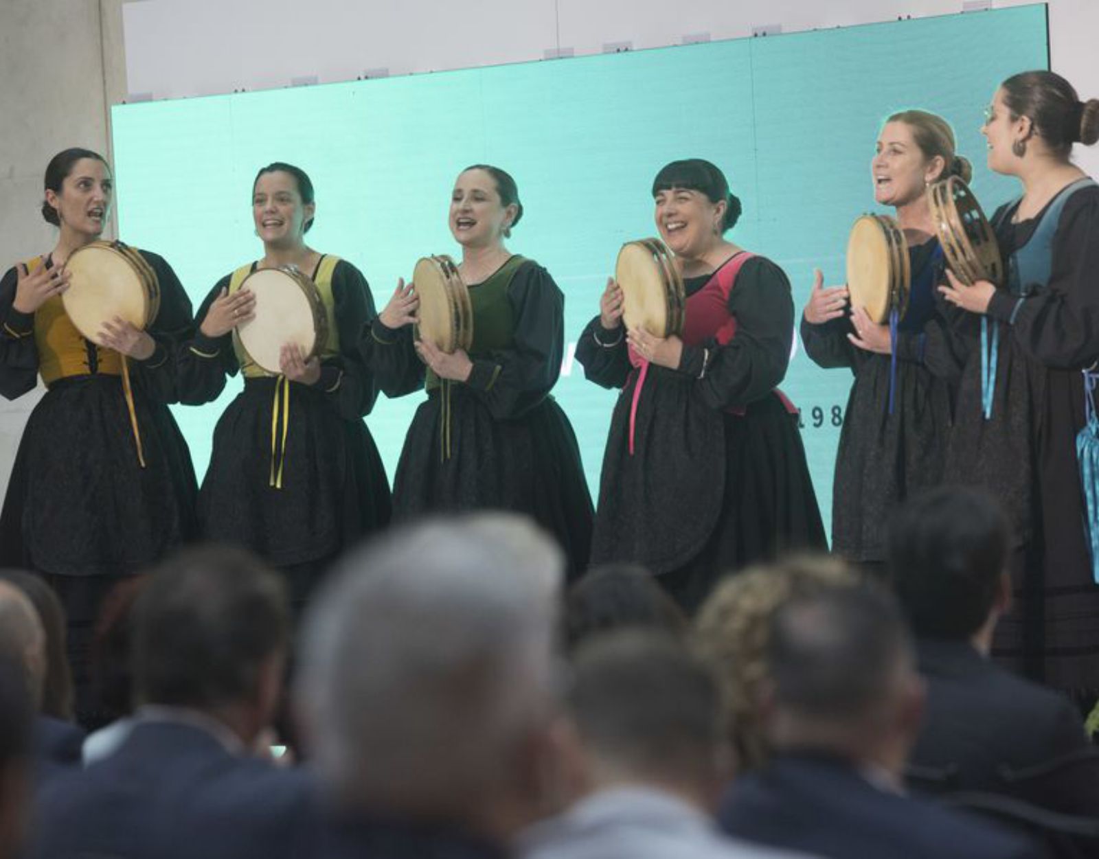 Las pandereteras de Tejedor, que pusieron el broche musical con una versión del «Asturias, Patria Querida».