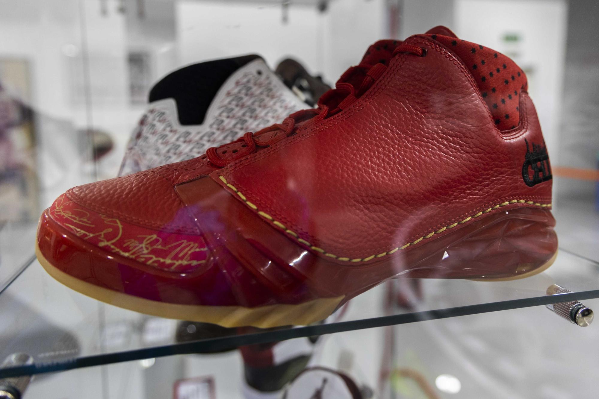 Exposición zapatillas Michael Jordan en Valencia, Las zapatillas de  Michael Jordan revolucionan Valencia